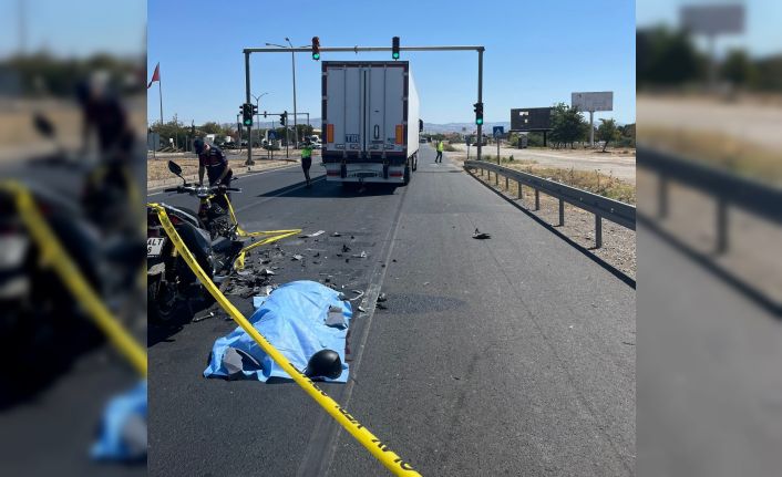 Tıra çarpan motosiklet sürücüsü hayatını kaybetti