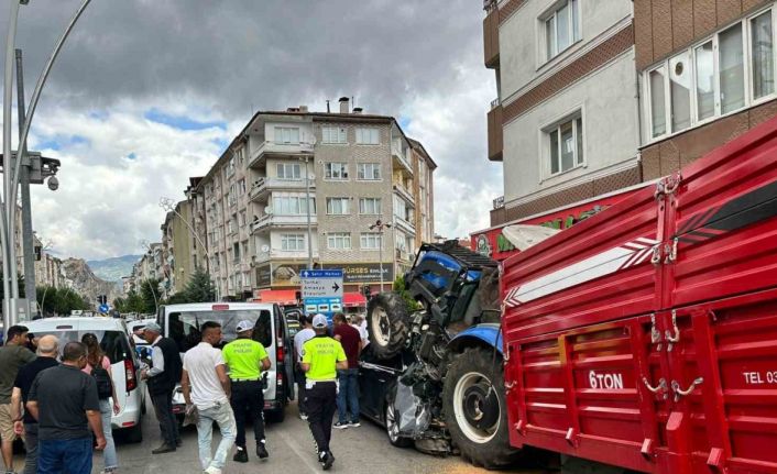 Tokat’ta freni boşalan traktör aracın üstüne çıkarak durabildi