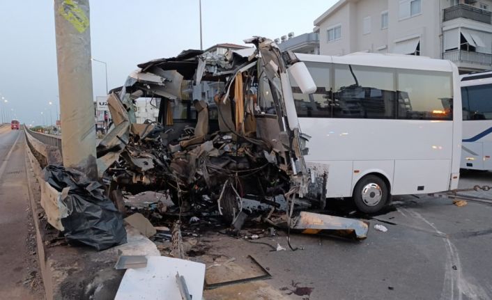 Turistleri taşıyan midibüs kaza yaptı, çok sayıda yaralı var