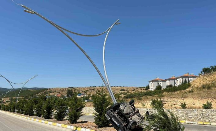 Uşak’ta aydınlatma direğine çarpan araçta 5 kişi yaralandı