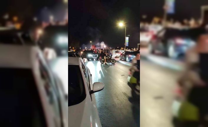 Üsküdar’da asker eğlencesi yapan şahıslar yolu trafiğe kapattı