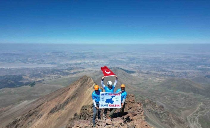 Van Gölü’ne dikkat çekmek için Erciyes Dağı’na tırmandılar