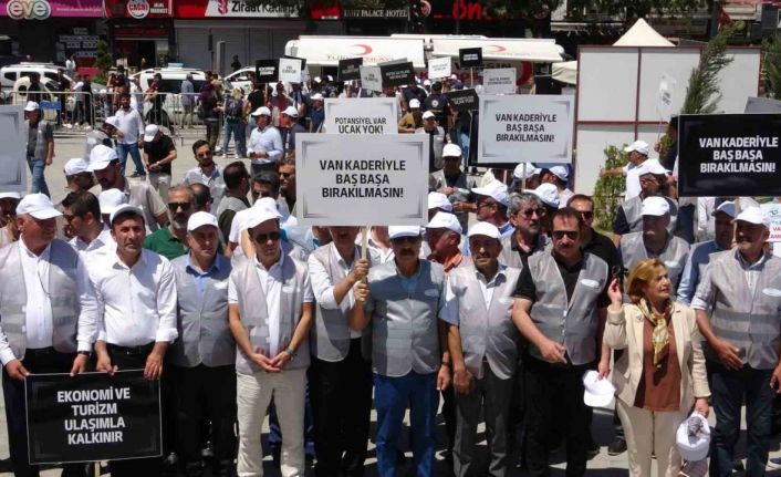 Van’da yetersiz uçak seferleri için yürüyüş yapıldı