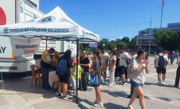 Vatandaşlara ücretsiz limonata ve su ikramı