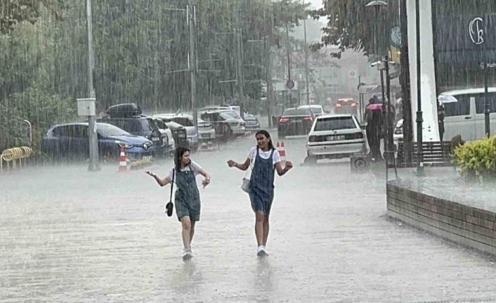 Yağmura sevindiler, yağış altında oynayarak serinlediler