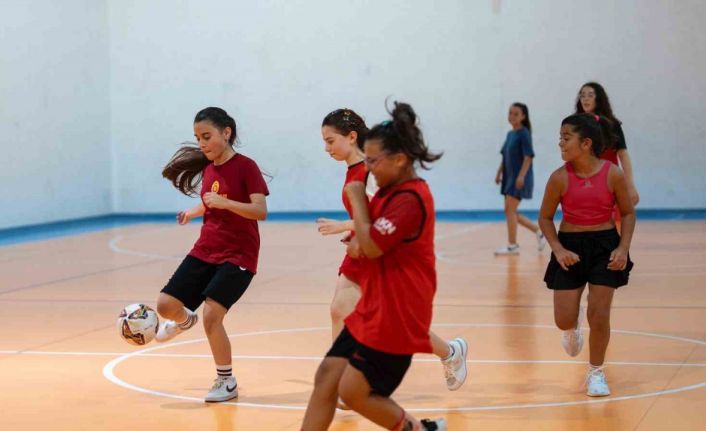 Yıldız Kızlar salon futbolu ile tanıştı