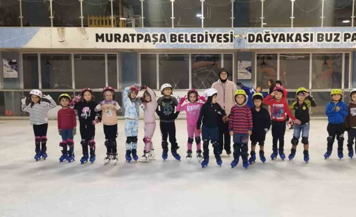 Antalya’da buz paten pisti meraklılarını bekliyor