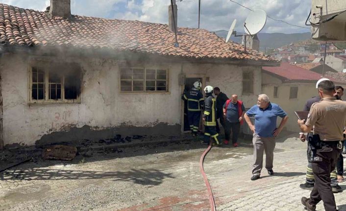 Boş evde çıkan yangın paniğe sebep oldu