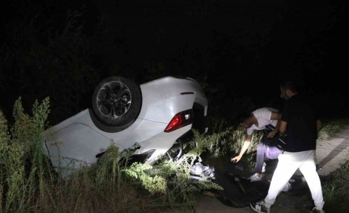 Çarpışan otomobillerden biri takla atarak kanala devrildi: 2 yaralı