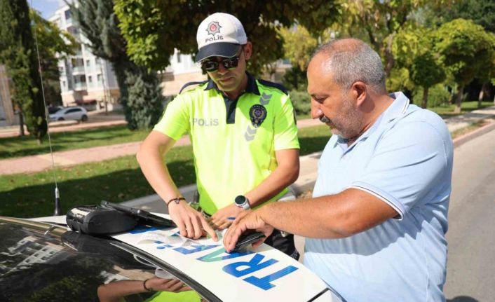 Cezanın şokuyla el frenini çekmeyi unuttuğu araç hareket etti