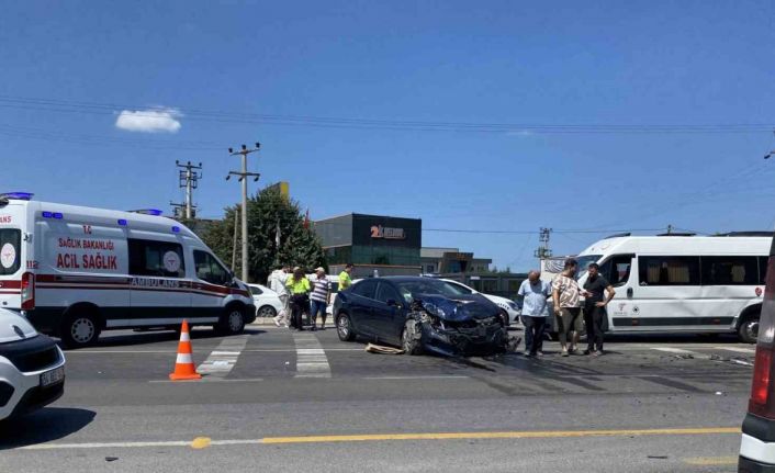 D-100’de otomobil ile minibüs çarpıştı: 1 yaralı