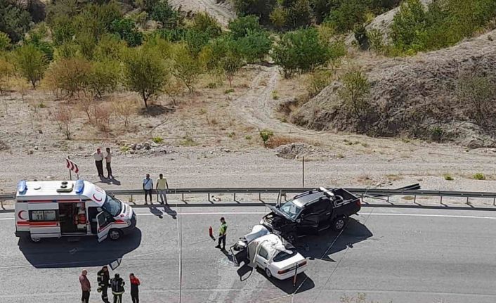 Denizli’de iki otomobil kafa kafaya çarpıştı; 1 ölü,3 yaralı