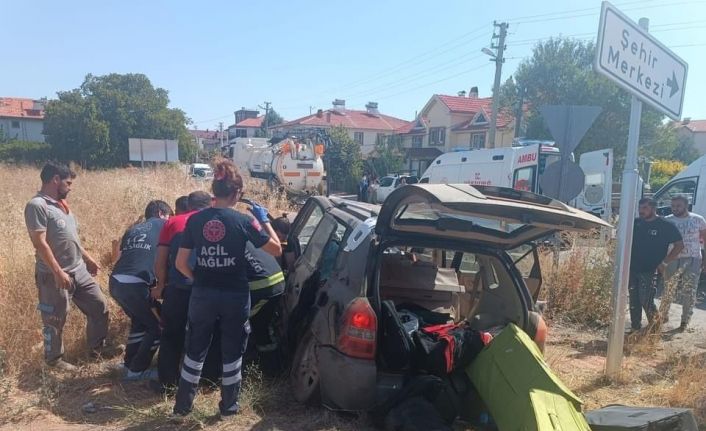 Direksiyon hakimiyetini kaybeden araç yoldan çıktı; 4 yaralı