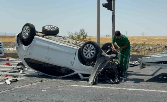 Diyarbakır’da 3 aracın karıştığı zincirleme kazada 4 kişi yaralandı