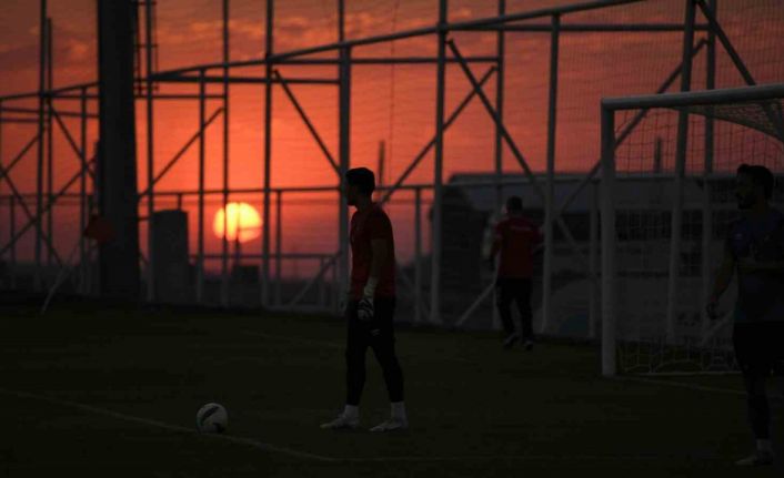 Erciyes’in muhteşem atmosferinde sabah, akşam kamp yapıyorlar