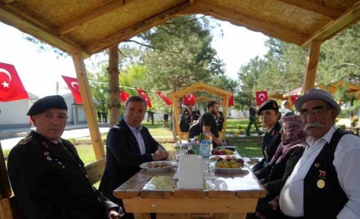 Erzincan’da gözyaşlarını tutamayan şehit aileleri duygu dolu anlar yaşattı