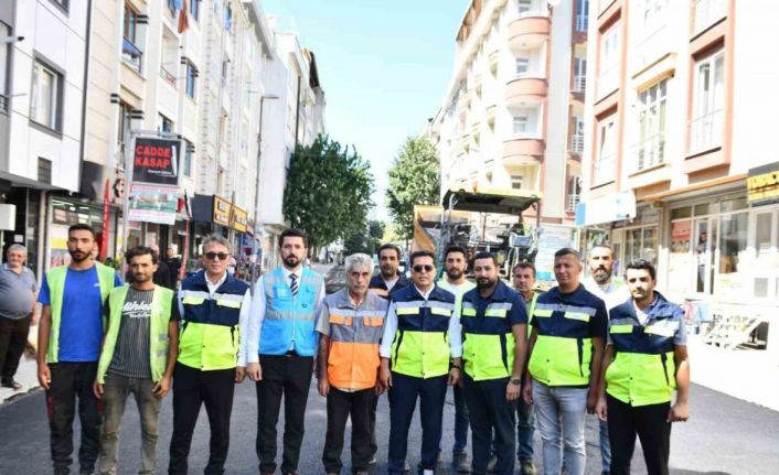 Esenyurt Belediye Başkanı Ahmet Özer, asfaltlama çalışmalarına katıldı