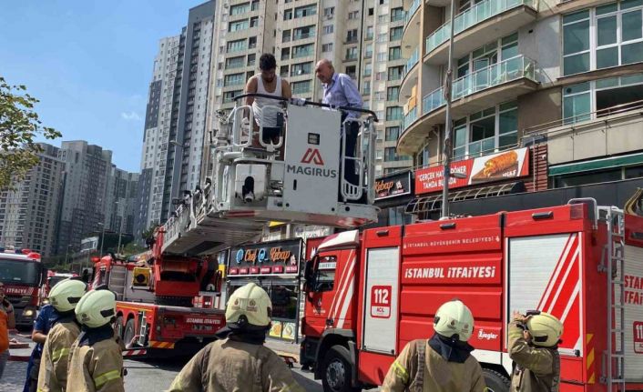 Esenyurt’ta yangında can pazarı: Camlarda kurtarılmayı beklediler