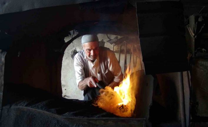 Gercüş’te teknolojiye direnen demircilik mesleğini sürdürüyor