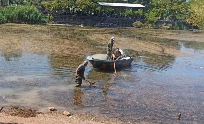 Gölbaşı’nda göl yüzeyinde temizlik yapıyor