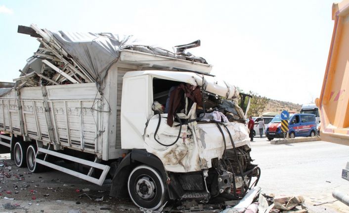 Hurdaya dönen kamyonetten sağ çıktı