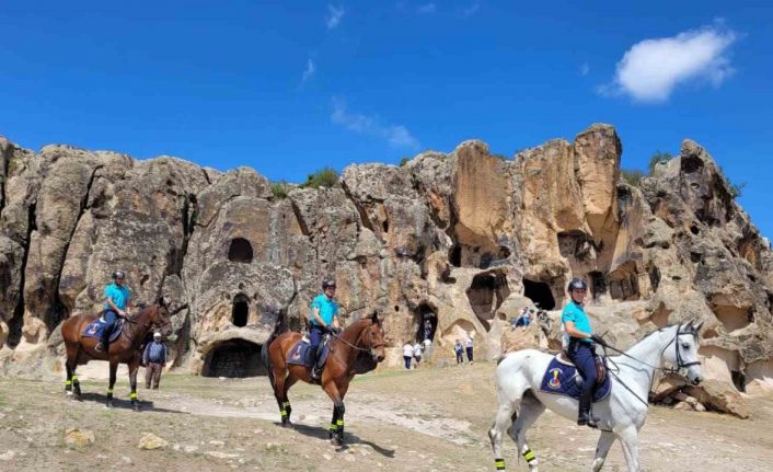 İhsaniye’de atlı birlikler görevde