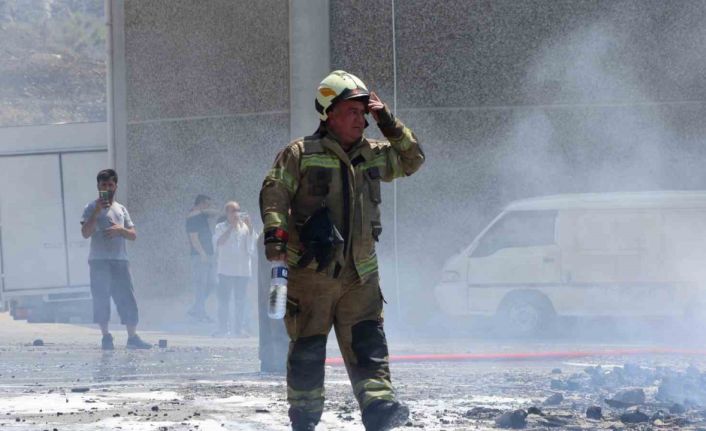 İzmir’deki yangında 3 fabrika, 5 araç zarar gördü