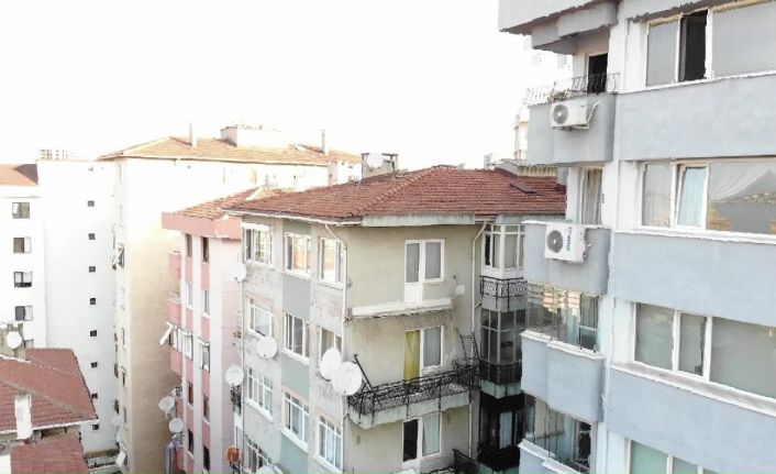 Kartal’da 6 katlı binada balkon çöktü