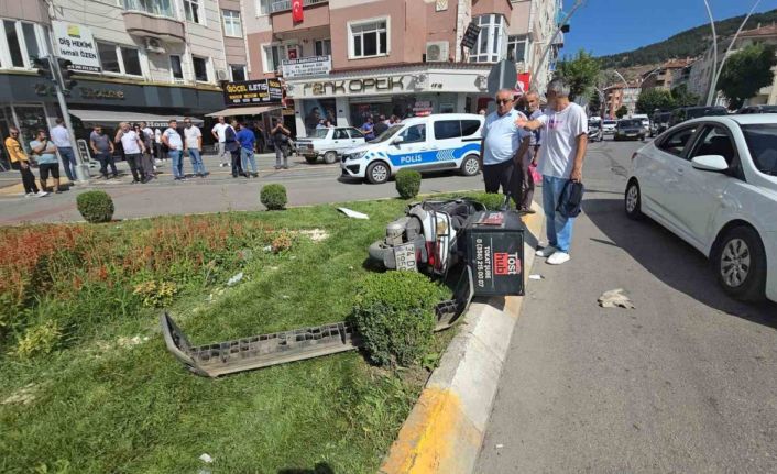 Kırmızı ışık ihlali kazaya neden oldu, iki motosiklet sürücüsü yaralandı