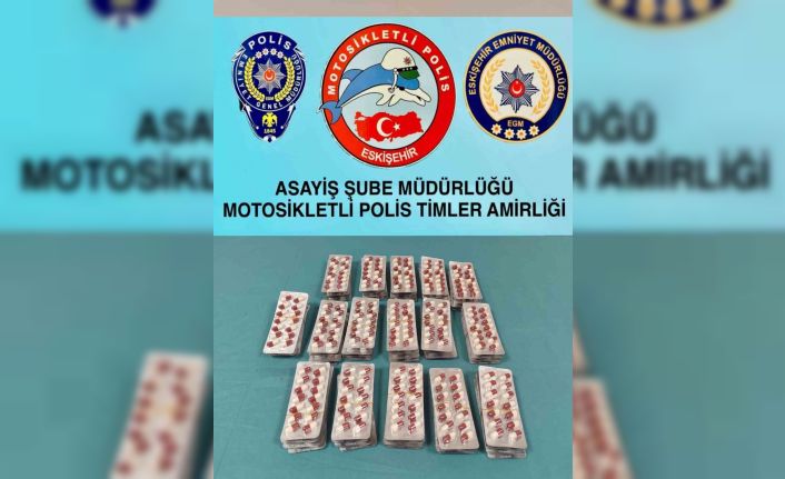 Kontrol amaçlı durdurulan araçtan 885 adet sentetik hap ele geçirildi