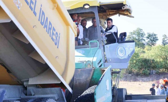 Köy yolları yeni baştan yapılmaya devam ediyor