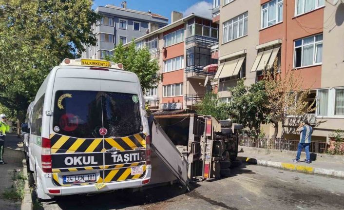 Maltepe’de süt yüklü kamyonet devrildi: 2 yaralı