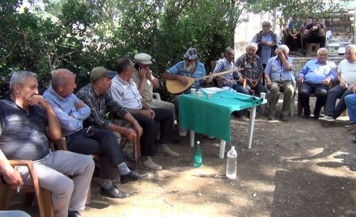 Mehmet Dede Tekkeli’ler aşure gününde bir araya geldi