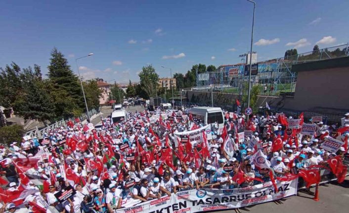 Memur-Sen Konfederasyonu’na bağlı sendikalar Bolu’dan başlattıkları yürüyüşü Ankara’da sonlandırdı