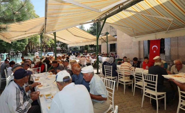 Namaz sonrası vatandaşlara yemek ikramında bulunuldu