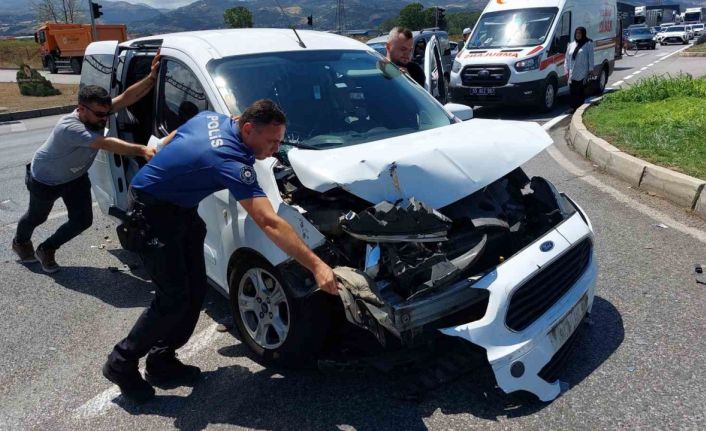 Samsun’da hafif ticari araç kamyonla çarpıştı: 1 yaralı