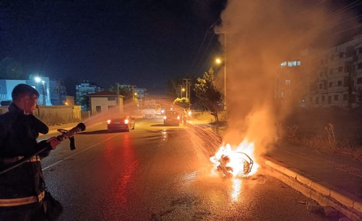 Seyir halindeki motosiklet alev aldı