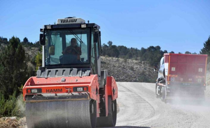 Silifke’de çiftçilerin kullandığı yollar yenileniyor