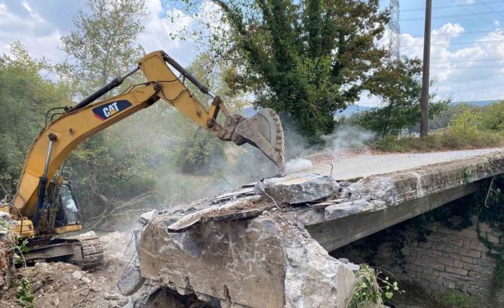 Tatarahmet Köprüsü yıkıldı, yenisi yapılıyor