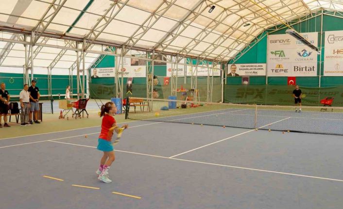 Tepebaşı’nda tenis turnuvası devam ediyor