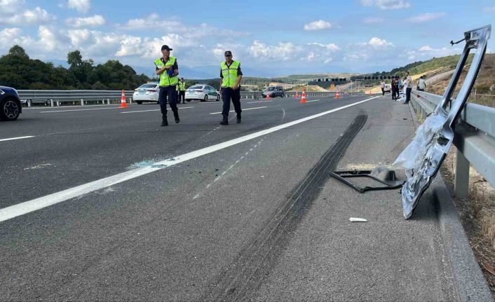 Tırla çarpışan aracın kapısı koptu: Yolcu yola düştü