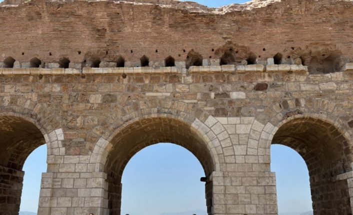 Tralles’te 44 derece sıcakta tarihi kazı yapan ekibe teşekkür yemeği