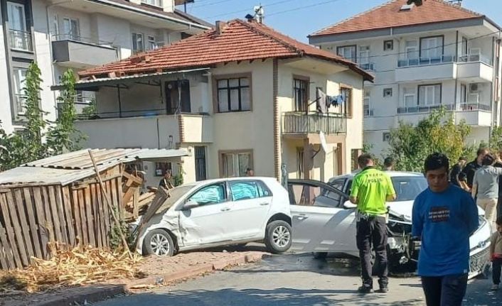 2 otomobil çarpıştı, 4 kişi yaralandı