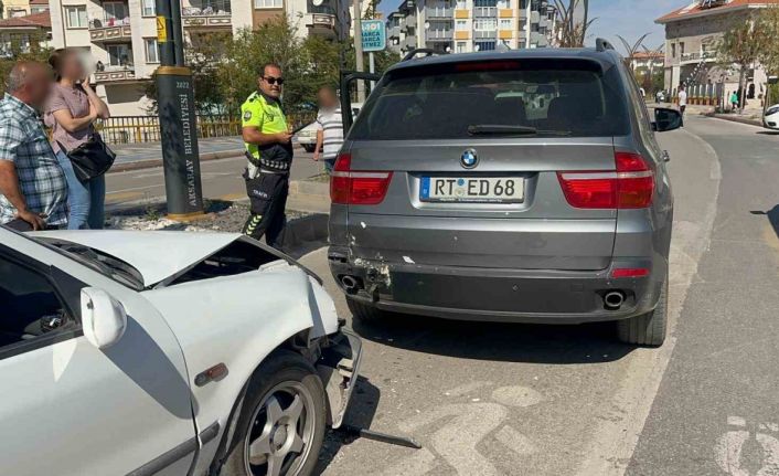 Aksaray’da otomobil cipe arkadan çarptı: 2 yaralı