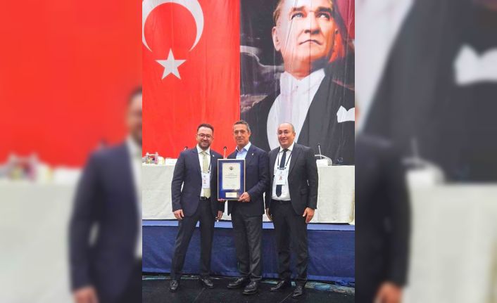 Ali Koç, Erzurum Fenerbahçeliler Derneği’ne akreditasyon belgesini verdi