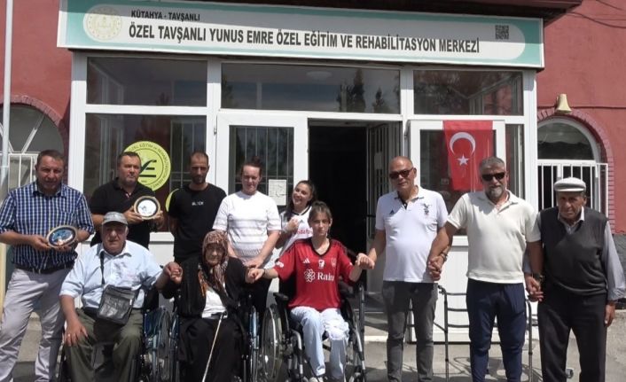 Almanya’dan Kütahya’ya tekerlekli sandalye ve yürüteç getirdiler