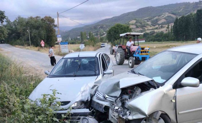 Amasya’da iki otomobil kafa kafaya çarpıştı: 2’si çocuk 5 yaralı