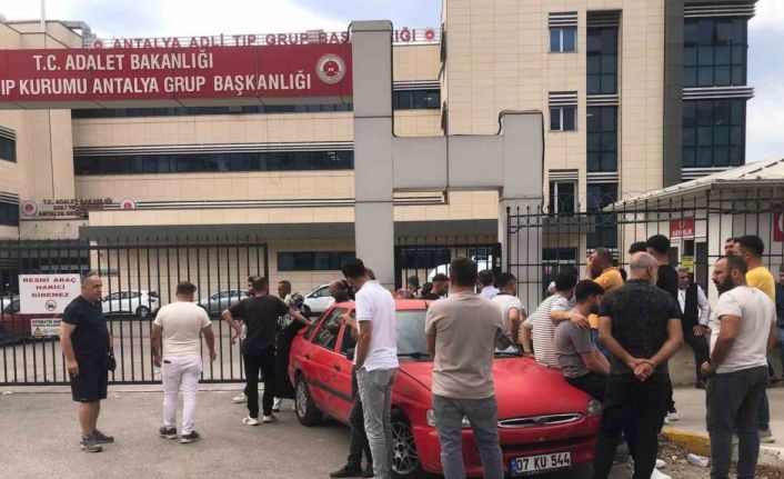 Antalya’da 22 yaşındaki motosiklet sürücüsü bariyerlere çarparak hayatını kaybetti