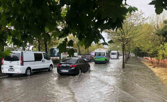 Araçlar suda mahsur kaldı: Koltuk suya kapıldı