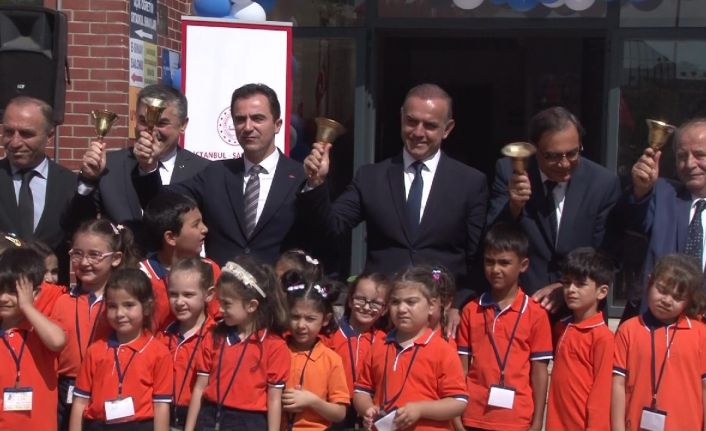 Başkan Alper Yeğin, okulun ilk gününde öğrencileri yalnız bırakmadı